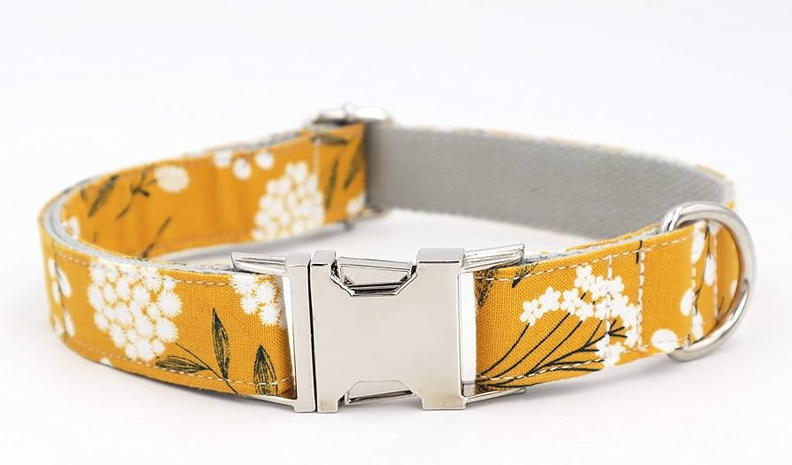 Autumn-themed padded dog collar with flower and bowknot design, personalized metal buckle, suitable for holiday gifts.
