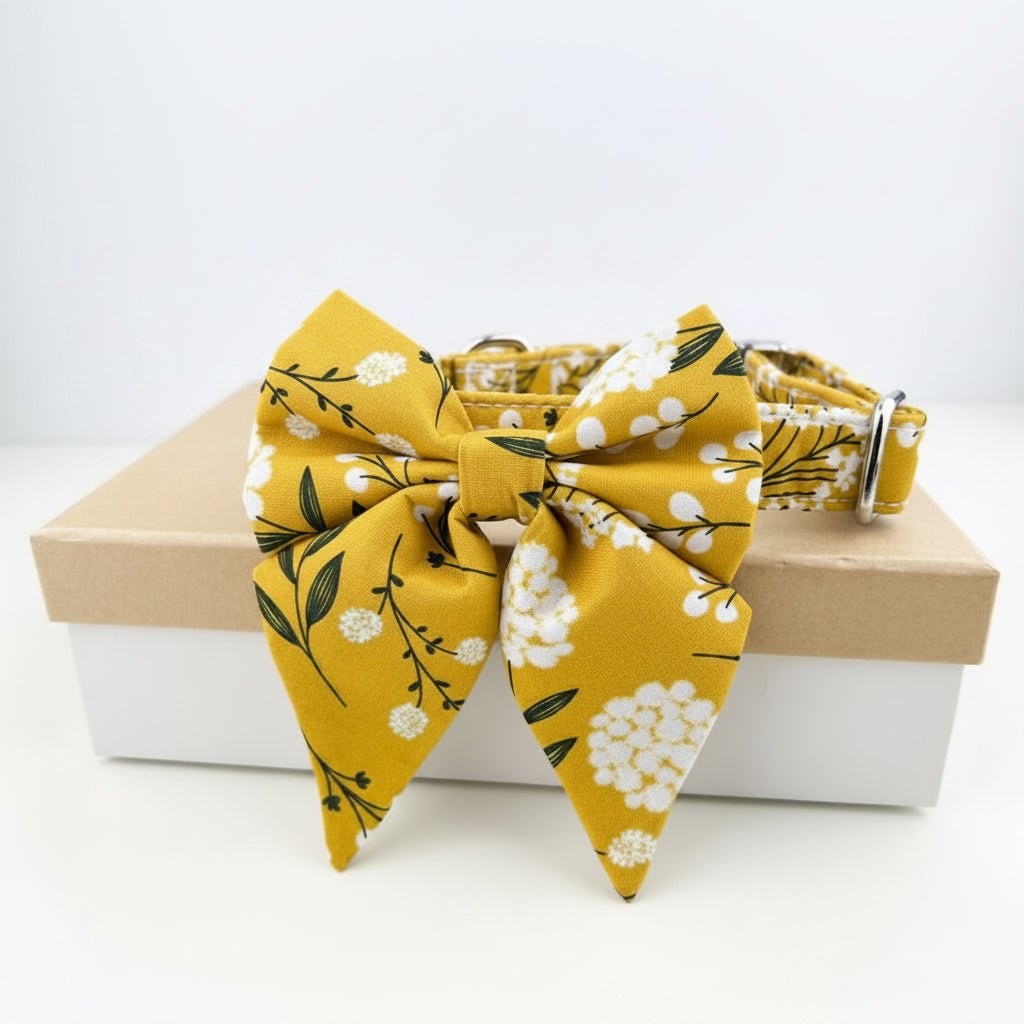 Autumn-themed padded dog collar with flower and bowknot design, personalized metal buckle, suitable for holiday gifts.