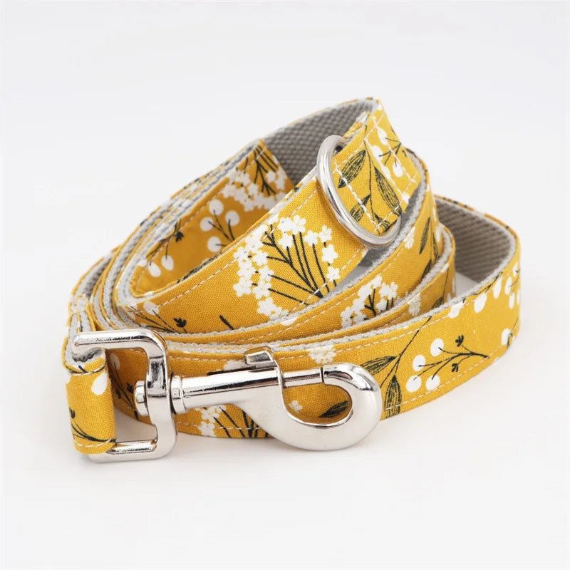 Autumn-themed padded dog collar with flower and bowknot design, personalized metal buckle, suitable for holiday gifts.